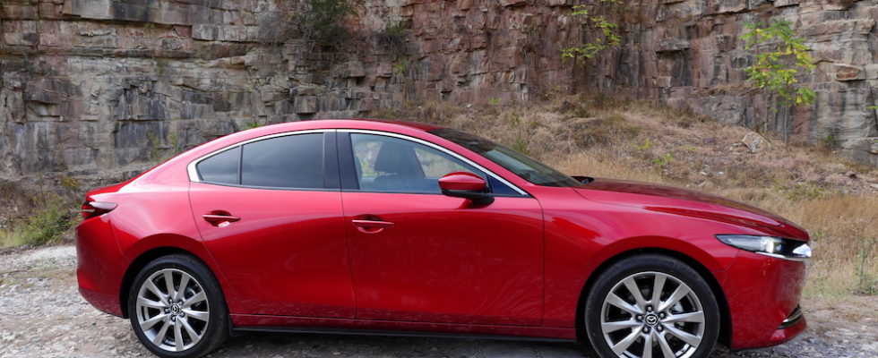 Mazda3 Fastback 2021 im Test: Ist die Stufenheck-Skulptur frischer und  komfortabler geworden? 